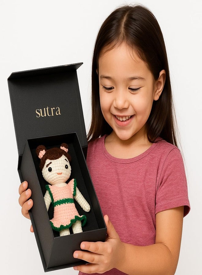 سوترا دمية كروشيه يدوية الصنع من سوترا بفستان خوخي وأخضر | لعبة أميغورومي صوفية ناعمة | هدية يدوية الصنع للأطفال، وديكور غرفة الأطفال والمنزل - Image 4